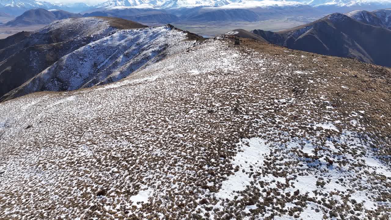 뉴질랜드의 아름다운 겨울 동안 정상 위의 높은 산봉우리의 넓은 공중 풍경