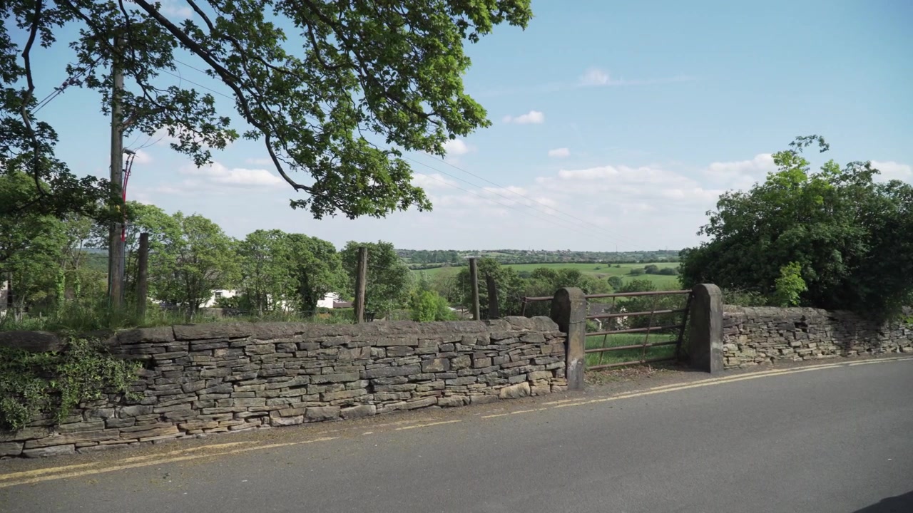 Una vecchia strada con una vista meravigliosa sulla natura circostante. Crawshaw, Pudsey, Leeds