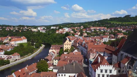 Iglesia,-Gran-Vista-Aérea-Superior-Vuelo-República-Checa-Histórico-Cesky-Krumlov-Río-Vltava-En-El-Verano-De-2023,-Herencia-Mundial-En-Bohemia