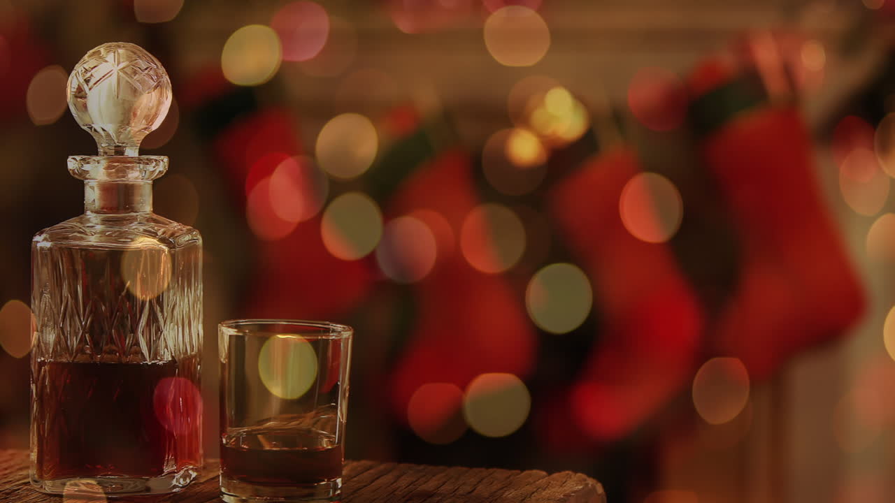 animación de decantador de vino y vaso, medias de navidad colgadas