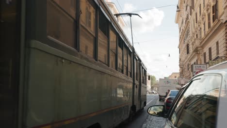 transporte público con tranvía en la calle histórica de roma, italia