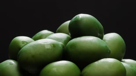 aceitunas verdes redondas en vinagre de grecia como fondo, vista de arriba. imágenes de alta calidad en 4k