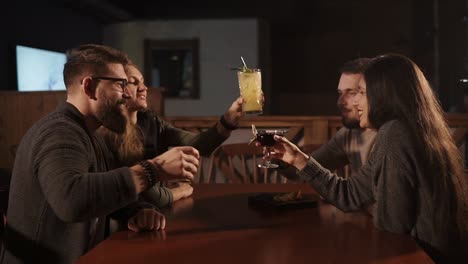 amigos celebrando con bebidas en un bar