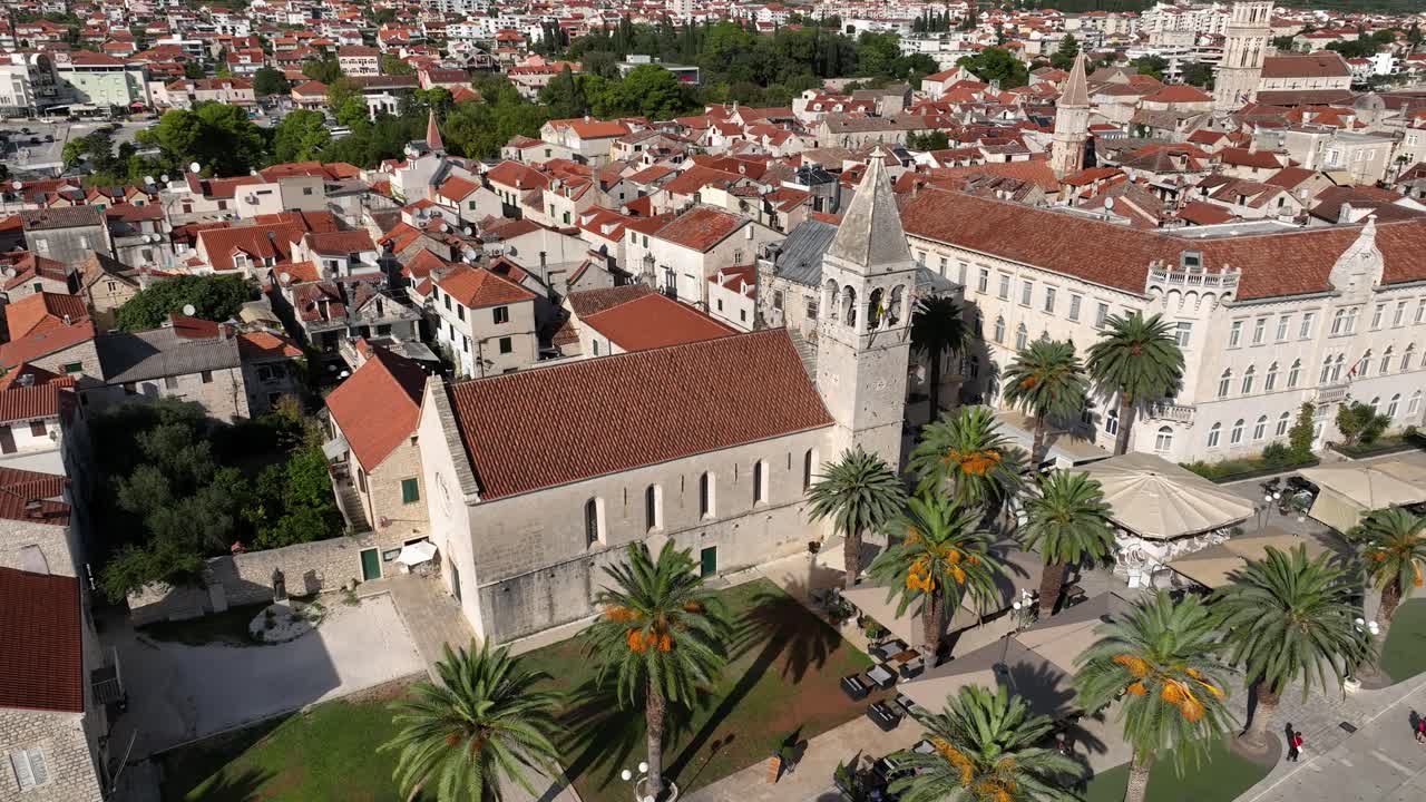 Paesaggio urbano di Traù, che mostra palme ed edifici storici, vista aerea
