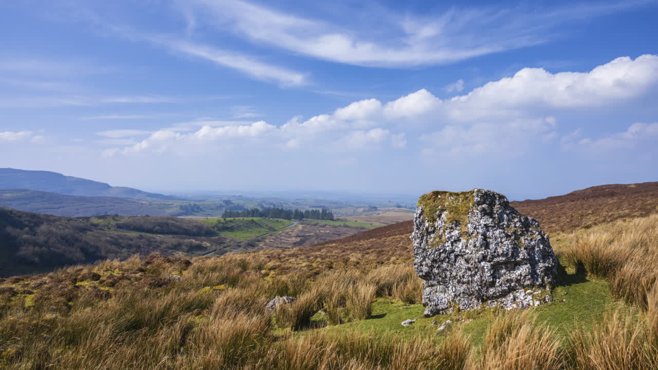 아일랜드의 화창한 여름날 외딴 자연 경관의 시간 경과