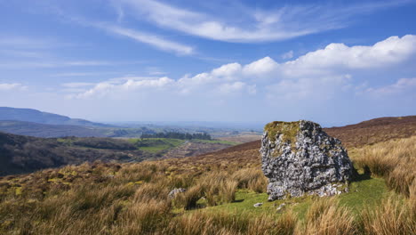 lapso de tiempo de un paisaje natural remoto en un día soleado de verano en irlanda
