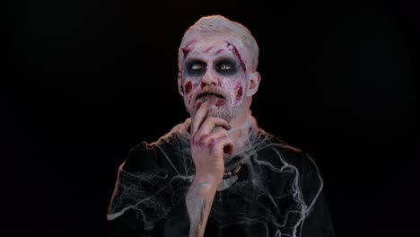 inspirado halloween hombre zombi loco señalando con el dedo con la boca abierta, mostrando el gesto eureka