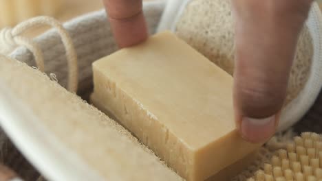 productos naturales para el baño en una canasta