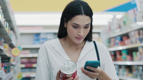 mujer comprando comestibles