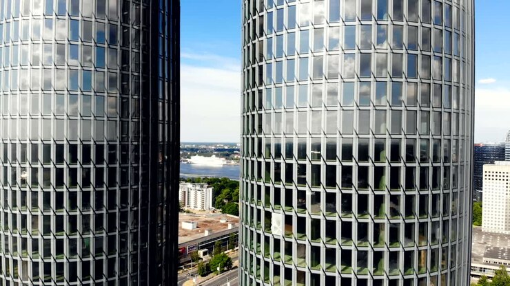 Vista aérea de arranha-céus em Riga, Letônia, com paisagem urbana ao fundo. Edifícios de escritórios de vidro gêmeos