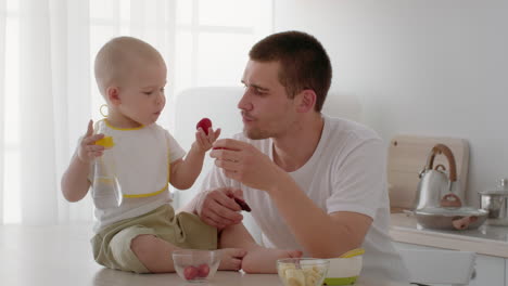 padre alimentando a su bebé