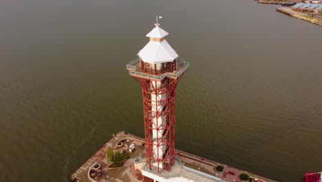 Drohnenaufnahme-Des-Bicentennial-Tower-An-Der-Bucht-Von-Erie,-Pennsylvania