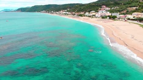 Drohne-Fliegt-über-Schönen-Strand-In-Griechenland