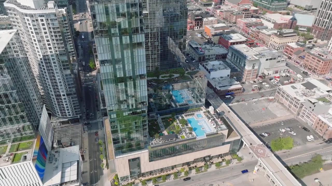 Imagens aéreas de drone do Hotel Nashville perto da Broadway, ao longo do Rio Cumberland, com uma piscina na cobertura