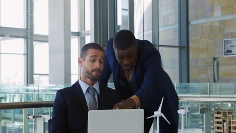 Junge-Geschäftsleute-Nutzen-Laptop-In-Einem-Modernen-Büro