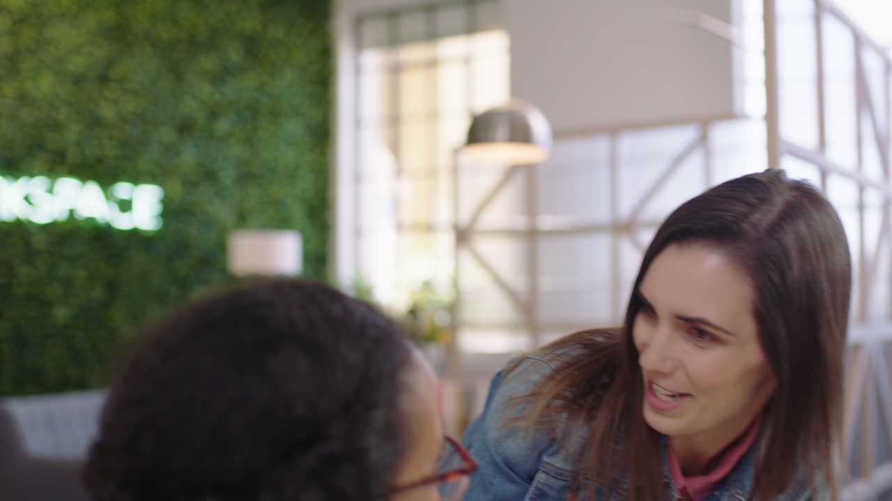 mujer de negocios joven haciendo una lluvia de ideas usando notas adhesivas líder de equipo caucásico compartiendo ideas hablando con colegas discutiendo proyectos disfrutando del trabajo en equipo en un espacio de trabajo de oficina moderno feliz