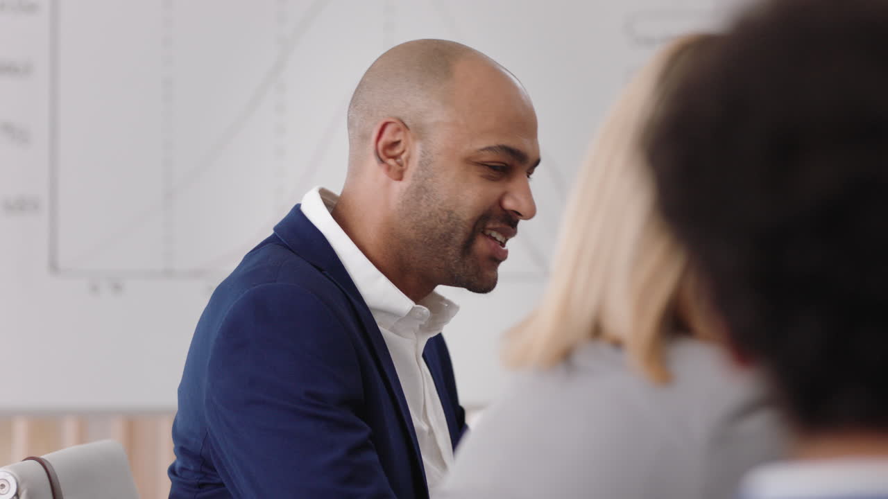 giovane uomo d'affari che condivide idee in una riunione del team di gestione aziendale che fa brainstorming di idee per un progetto nella sala riunioni dell'ufficio