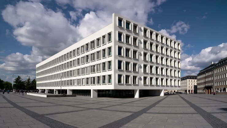 Bâtiment blanc moderne sur une place urbaine