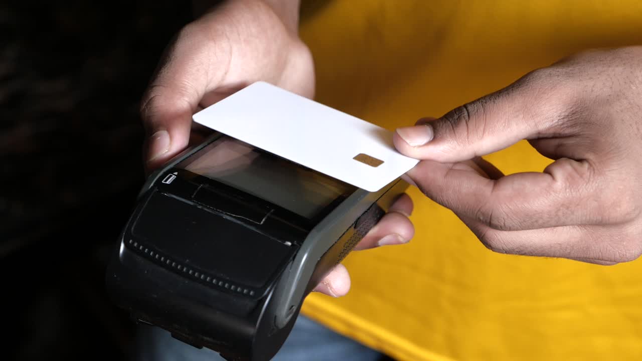 persona que utiliza una tarjeta de crédito en una terminal postal