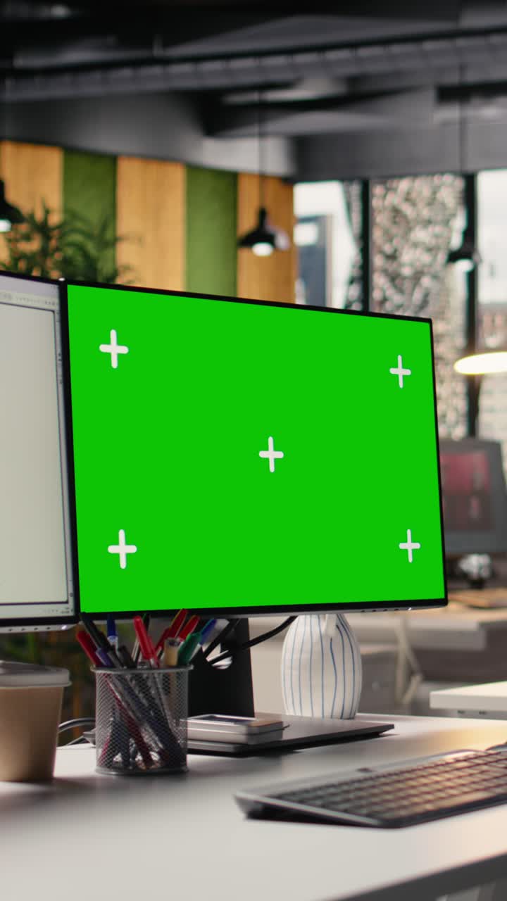 Vertikal video med isoleret chroma key og videostreamingplatform på dobbeltskærme