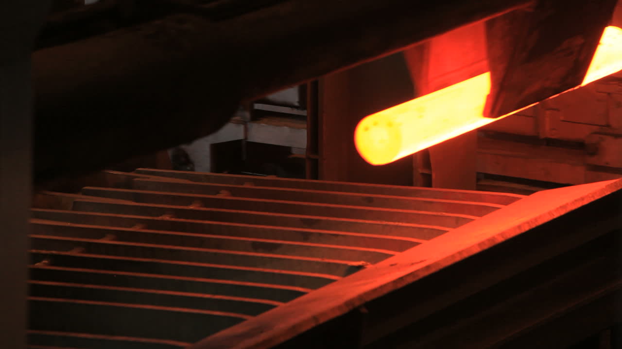 Processo di produzione di tubi in acciaio. Linea di fabbricazione di tubi metallici