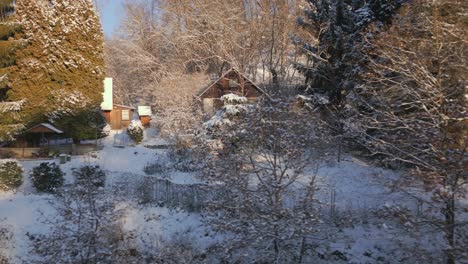 Ein-Malerisches-Häuschen,-Versteckt-Zwischen-Den-Bäumen-In-Einer-Verschneiten-Landschaft