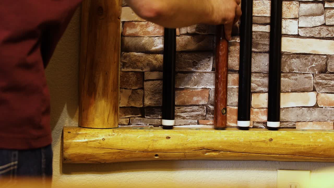 큐 스틱을 다시 놓는 당구 선수