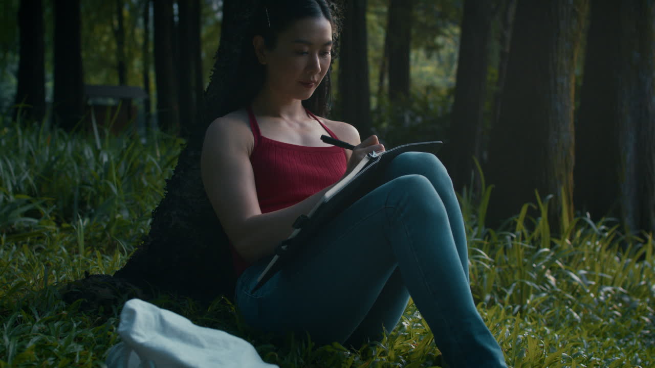 mujer escribiendo en un parque