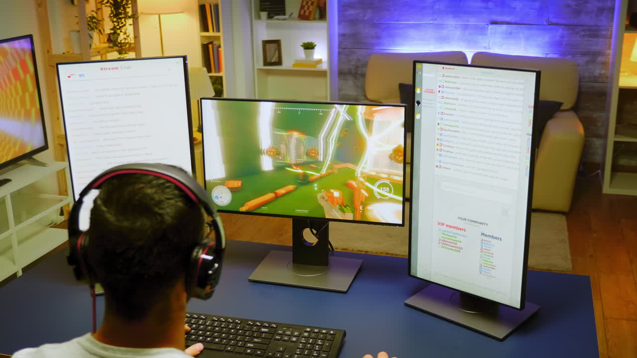 vista trasera de un jugador profesional usando una poderosa pc