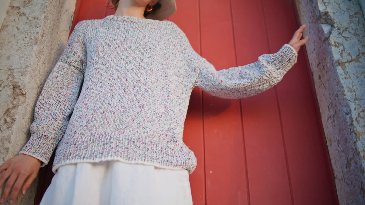 여름 주말에 마을 거리에서 포즈를 취하는 캐주얼 여성. 로퍼를 입은 클로즈업 다리