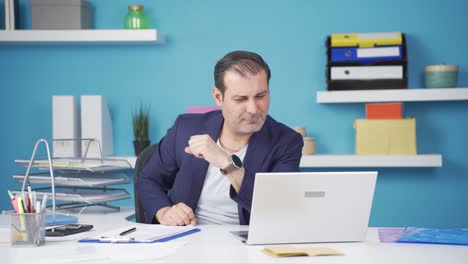 Businessman-looking-at-laptop-screen-with-excitement.