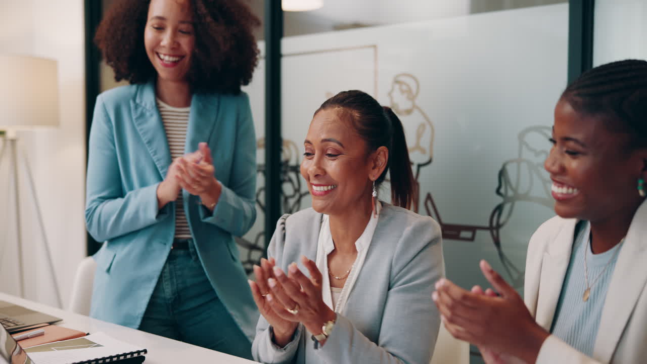 un equipo diverso de mujeres celebrando un éxito comercial en una sala de reuniones