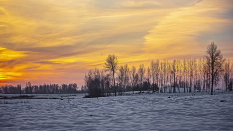 Tiro-De-Lapso-De-Tiempo-Del-Campo-Cubierto-De-Nieve-Con-El-Sol-Saliendo-En-El-Fondo-Durante-El-Tiempo-De-La-Mañana-En-Una-Mañana-Nublada