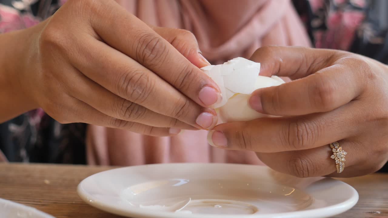 인 달 을 는 여자