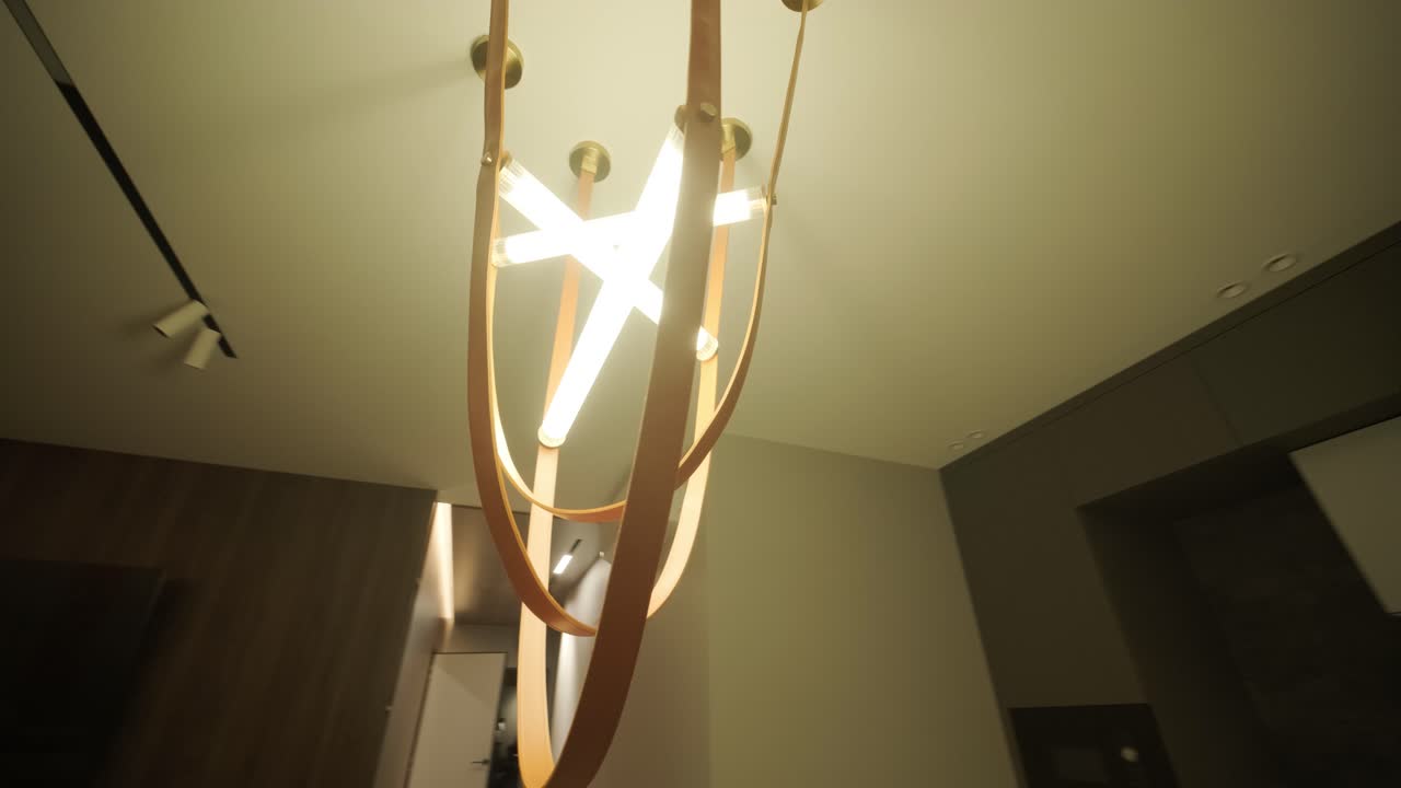 세련되고 우아한 미니멀리즘 가정 인테리어는 깨한 선, 중립적인 색상, 따뜻한 주변 조명을 특징으로하며, 아하고 현대적인 분위기를 만니다.