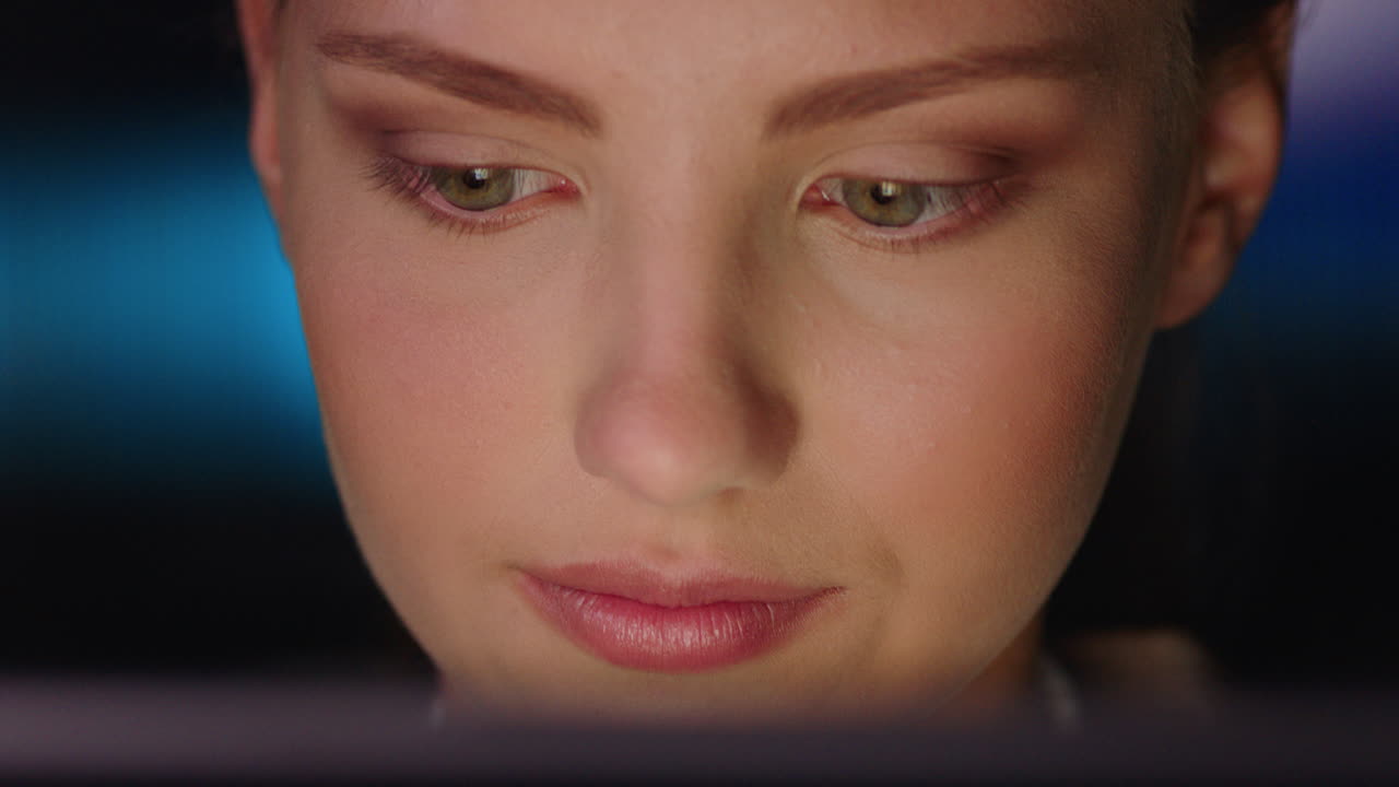 retrato de cerca de una mujer hermosa usando una tableta viendo una película por la noche mirando la pantalla disfrutando del entretenimiento