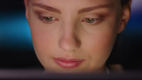 retrato de cerca de una mujer hermosa usando una tableta viendo una película por la noche mirando la pantalla disfrutando del entretenimiento