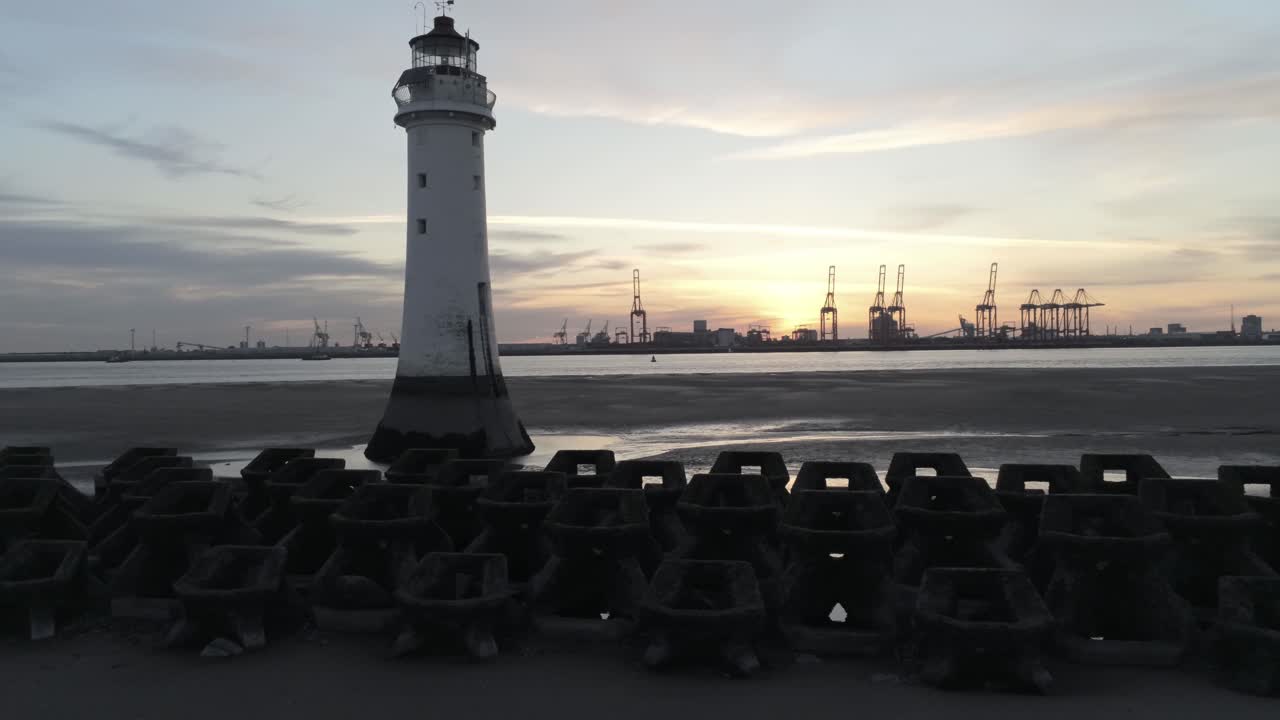 vista aérea a través del espectacular faro británico de la hora dorada al amanecer paralaje bajo a la izquierda