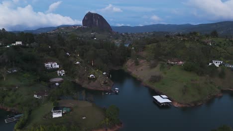 paisaje de colombia cerca de la roca el penón de guatape, vista desde un avión no tripulado