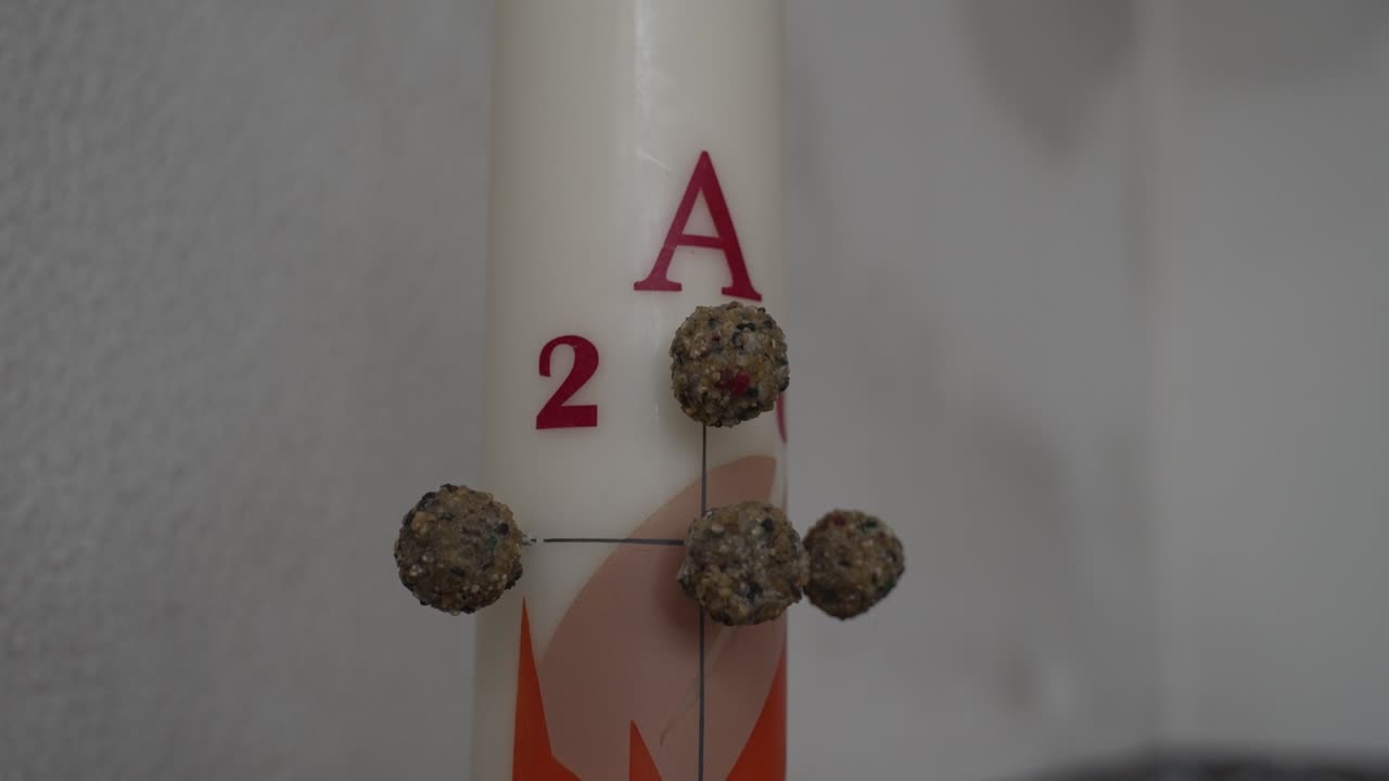 primer plano de una vela pascual con decoraciones detalladas y elementos simbólicos