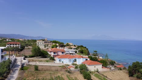 pueblo griego y edificios en la isla