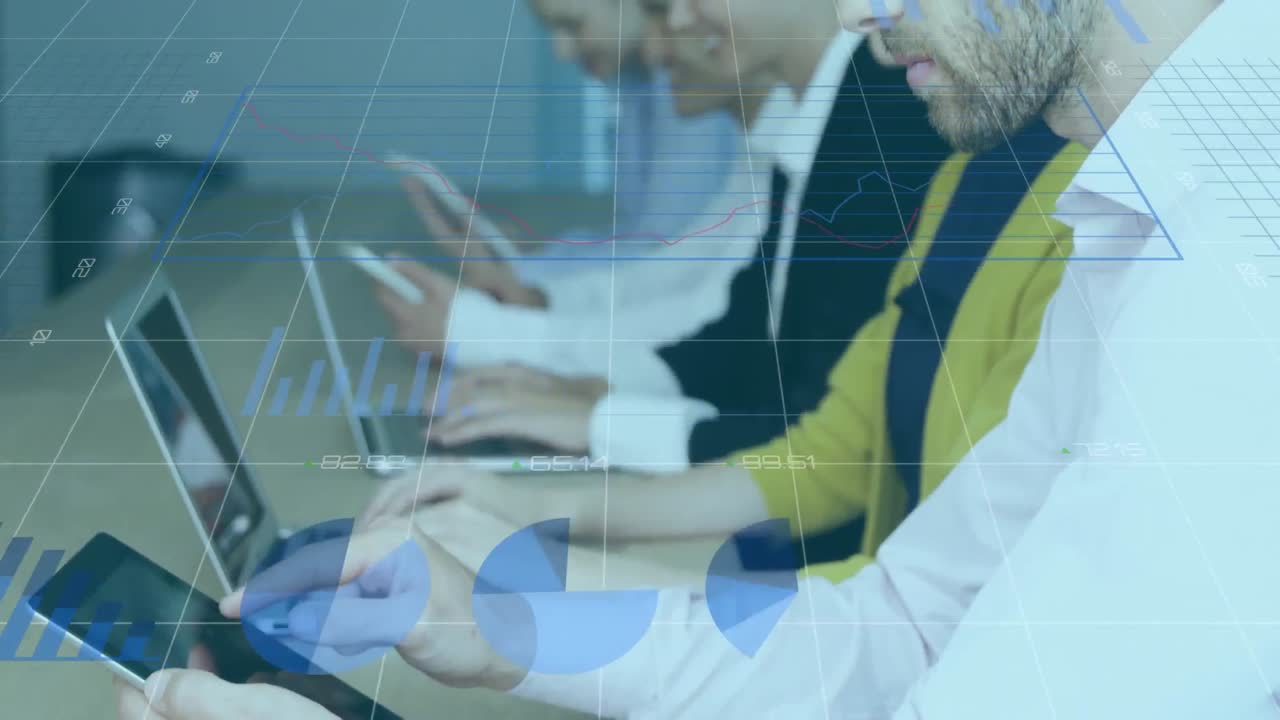 animación de procesamiento de datos estadísticos contra hombre caucásico usando tableta digital en la oficina.