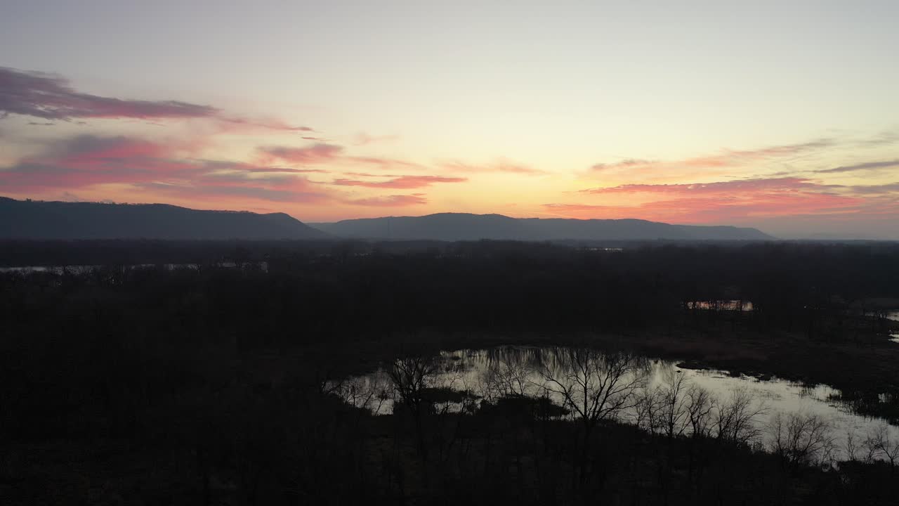 el amanecer sobre el valle del río