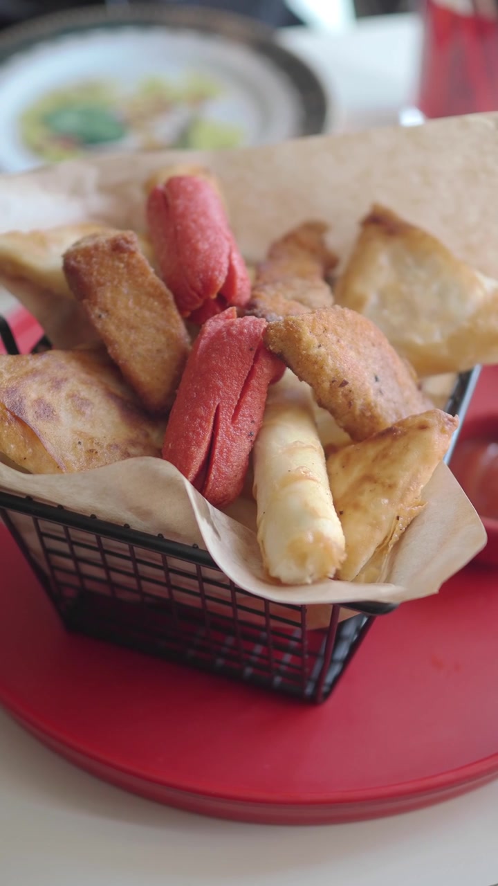 Petiscos Fritos Variados em uma Cesta de Metal para Servir