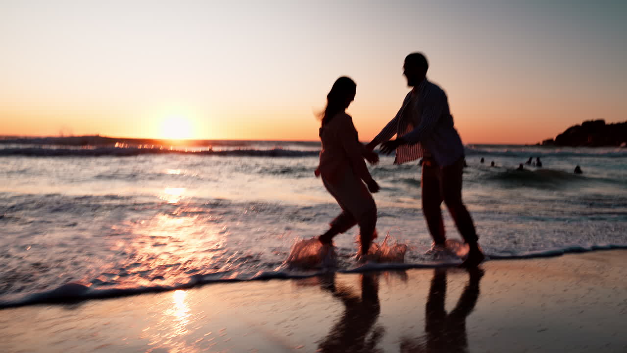Coppia, corsa e abbraccio in spiaggia al tramonto