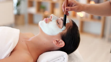facial, relajarse y mujer en un spa para el cuidado de la piel