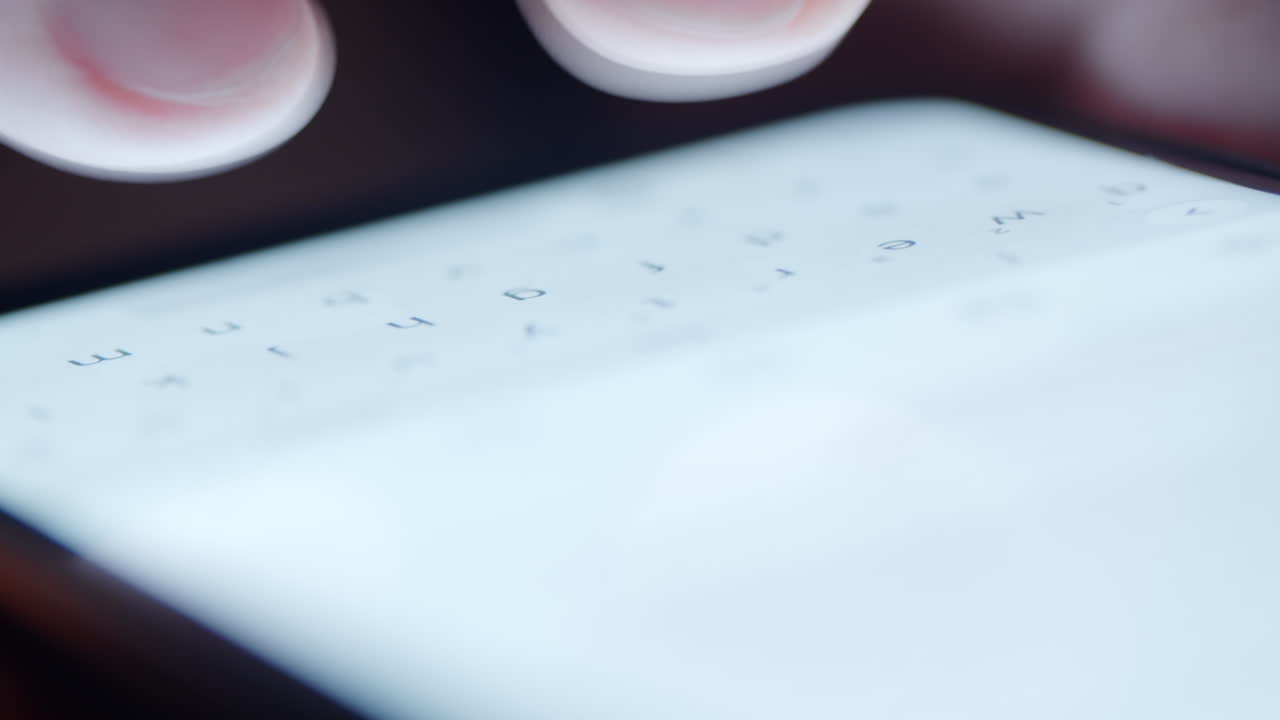 스마트폰 캘린더 앱을 사용하는 사람