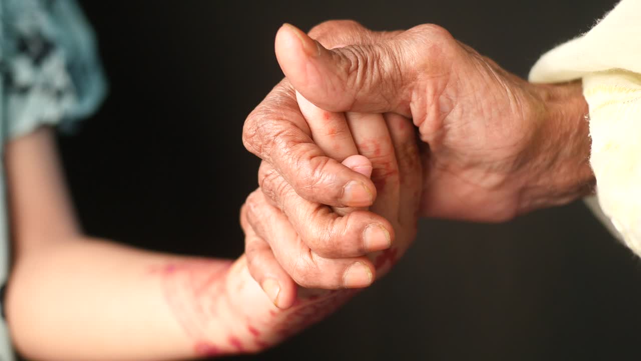 abuelo y nieto tomados de la mano