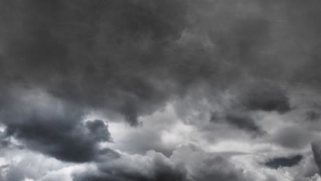 tormenta en medio de nubes oscuras 4k
