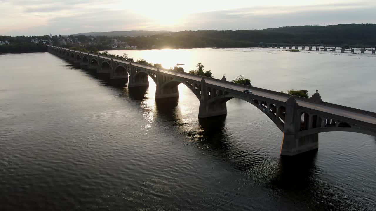 drone aéreo sigue el tráfico en el puente que cruza susquehanna, york y el condado de lancaster, pennsylvania